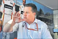  ??  ?? OPTIMISMO. Zak Brown confía en la renovación del asturiano.