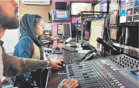  ?? // M. AYESTARAN ?? Aisha Sharifi, en la mesa de control del canal de televisión afgano Tolo