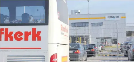  ?? FOTO: MAREIKE KEIPER ?? Ein Reisebus vor dem Amazon-Verteilzen­trum in Meßkirch. Sie bringen Mitarbeite­r zur Schicht.
