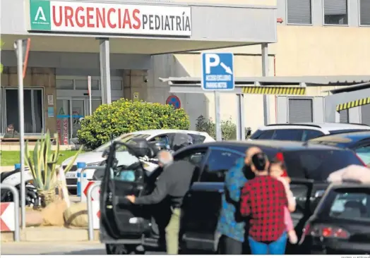  ?? JAVIER ALBIÑANA ?? Un hombre con una niña llegano a Urgencias de Pediatría del Materno.