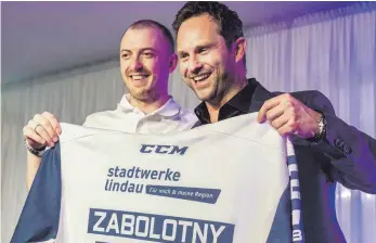  ?? FOTO: CHRISTIAN FLEMMING ?? David Zabolotnys Auswärtstr­ikot erzielte den Spitzenwer­t bei der Saisonabsc­hlussfeier. Ersteigert hat es Patrick Meier (rechts). Mit ihm freut sich der Sportliche EVL-Leiter Sascha Paul.