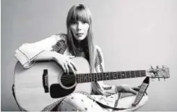  ??  ?? «Notas sobre la entonación», dedicado a la cantante canadiense Joni Mitchell (arriba), es uno de los mejores capítulos del libro