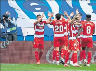  ??  ?? El Granada celebra uno de sus goles al Alavés en su triunfo en Vitoria (0-2) el pasado 1 de julio.