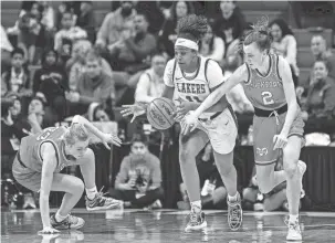  ?? JUNFU HAN/DETROIT FREE PRESS ?? West Bloomfield forward Kendall Hendrix (11) and Rockford guard Anna Wypych (2) battle for a loose ball in the 2023 Division 1 girls basketball final.