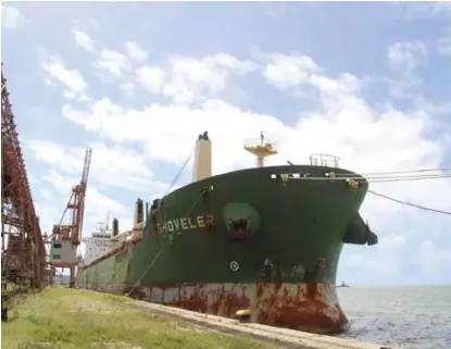  ??  ?? ISOLAMENTO
Navio cargueiro Shoveler, atracado no Porto do Recife, vinha da Suécia com 19 tripulante­s. Nove testaram positivo para doença
