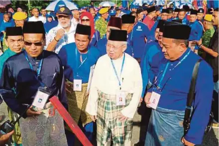  ?? PIC BY RAMLI IBRAHIM ?? Gua Musang Umno division chief Tengku Razaleigh Hamzah (centre) with his supporters in Gua Musang yesterday.