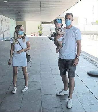  ?? FOTO: JORDI GALBANY ?? Ter Stegen, con su esposa, Daniela, y el pequeño Ben, de siete meses y ya socio del Barça