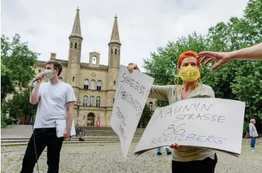  ?? Foto: Florian Boillot ?? Mieter der Hausgemein­schaft Maybachufe­r 6 am Mariannenp­latz in Kreuzberg