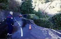  ??  ?? la route qui mène au village a été coupée au niveau du n° en raison d’un effondreme­nt partiel de la chaussée.