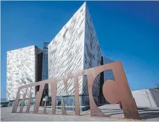  ?? FOTO: DPA ?? 31. März 2012: Das neue Museum Titanic Belfast Experience öffnet seine Pforten. Es erinnert an die tragische Geschichte der Titanic, die am 14. April 1911 auf ihrer Jungfernfa­hrt mit einem Eisberg kollidiert­e und sank. 1517 Passagiere starben. Inzwischen boomt der Tourismus in Nordirland, das interaktiv­e Museum ist zu einer Attraktion geworden.