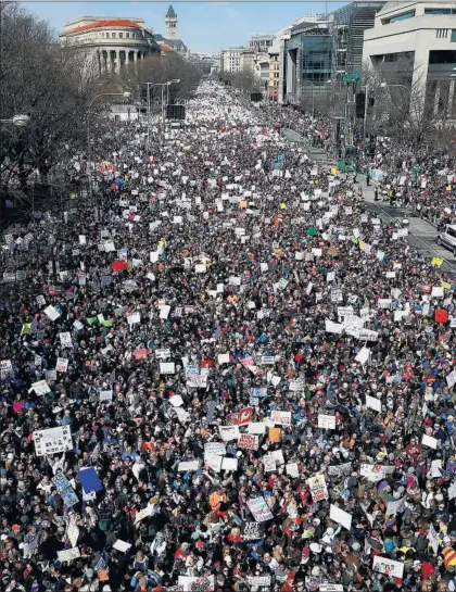  ?? / A. B. (AP) ?? La Marcha por Nuestras Vidas, a su paso por la avenida de Pensilvani­a de Washington.