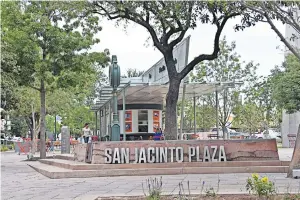  ??  ?? LA PLAZA tiene una fuente, zona de comidas, mesas de ajedrez y ping-pong