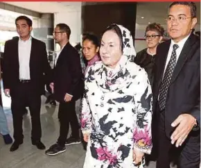  ?? PIC BY MOHAMAD SHAHRIL BADRI SAALI ?? Datin Seri Rosmah Mansor and her sons, Mohd Norashman Najib (left) and Riza Aziz (second from left), arriving at Menara KPJ, which houses the Anti-Money Laundering and Anti-Terrorism Financing Prevention Unit, in Kuala Lumpur yesterday.