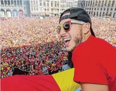  ?? Foto: Reuters ?? Salut! Belgický kapitán Eden Hazard zdraví zaplněné bruselské náměstí Grand Place, kam přijel za fanoušky bronzový tým z MS.