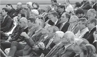  ??  ?? Los asistentes siguieron con atención el análisis político en el Teatro Municipal.