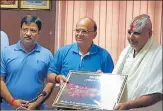  ??  ?? ▪ Prof Manoj Dixit (centre) with Mahant Ramdas (right) of Naka Hanuman Garhi temple in Faizabad