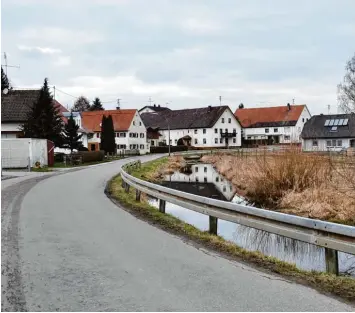  ?? Foto: Claudia Bader ?? Bezüglich der notwendige­n Sanierung der Greimeltsh­ofer Straße am Mühlbach in Kirchhasla­ch müssen die Gemeinde, die Natur schutzbehö­rde sowie der Besitzer des Wasserrech­ts eine gemeinsame Lösung finden.