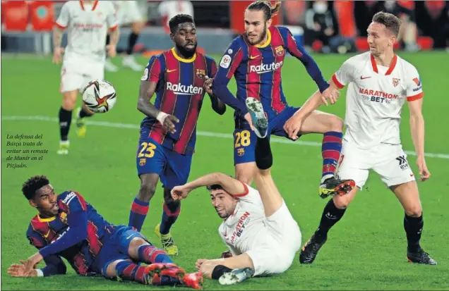  ??  ?? La defensa del Barça trata de evitar un remate de Munir en el Pizjuán.