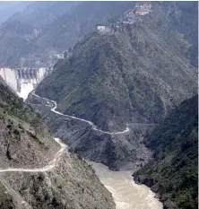  ??  ?? Photo ci-contre :
Barrage indien de Baglihar, inauguré en 2008 sur le Chenab, après des travaux dont le coût est estimé à plus d’un milliard de dollars. Les projets de barrages se multiplien­t pour sécuriser l’accès aux ressources hydriques de...