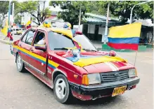  ??  ?? Varios carros estuvieron decorados con banderas y otros motivos.