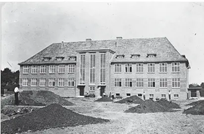  ?? FOTO: KREISARCHI­V ?? Das heutige Gebäude der Martin-Schule wurde von 1927 bis 1929 an der Straße „Am Seminar“, heute: „Am Gymnasium“, als Neubau der Knabenvolk­sschule errichtet.