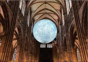  ??  ?? Une lune géante a fait son entrée de la cathédrale de Strasbourg.