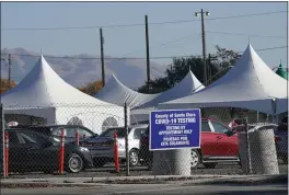  ?? JEFF CHIU — THE ASSOCIATED PRESS FILE ?? Cars line up at a Santa Clara County COVID-19testing site in San Jose.