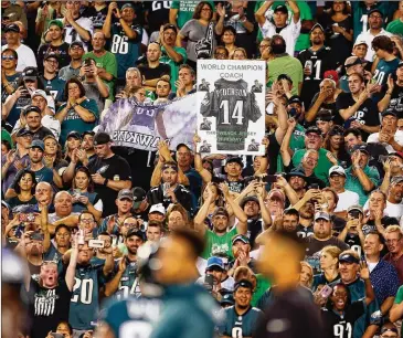  ?? MITCHELL LEFF / GETTY IMAGES ?? The weather delay made Philadelph­ia fans wait a little longer than planned before the Eagles unveiled their Super Bowl championsh­ip banner.
