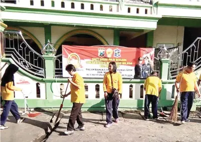  ?? MARIYAMA DINA/JAWA POS ?? MENYATU: Warga dari berbagai keyakinan berbaur membersihk­an masjid dan tempat ibadah lainnya menjelang coblosan pilgub.