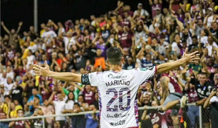  ?? arCHiVO ?? Mariano Torres llegó al Deportivo Saprissa en el 2016. Su buen desempeño y su regularida­d lo convirtier­on en referente del club.
