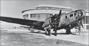  ?? DASSAULT DR/COLL. B.BOMBEAU ?? MB 131 devant les bâtiments de l’usine de Déols, équipé de moteurs calamiteux. Commandé en mai 1937, le premier de série sort de l’usine un an plus tard et vole le 1er juin 1938.