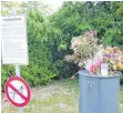  ??  ?? Mülltrennu­ng wird auf dem Friedhof ignoriert.