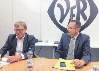  ?? FOTO: UG ?? Der Sprecher des VfR-Präsidiums, Roland Vogt (links) und Oberbürger­meister Thilo Rentschler betonen die Chancen einer Planinsolv­enz für den Fußballver­ein.