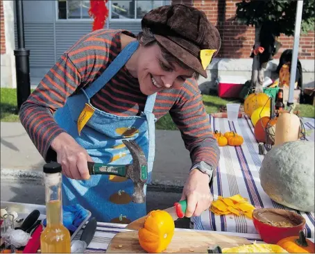  ?? PHOTOS: PIERRE OBENDRAUF/ THE GAZETTE ?? Cutting into a pumpkin can be a challenge, but Louise Gagnon has a few suggestion­s, including using a sturdy knife and a hammer.