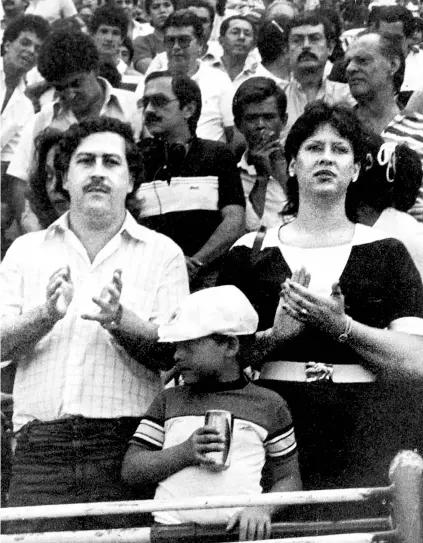  ??  ?? ► María Victoria Henao junto a su esposo, Pablo Escobar Gaviria.