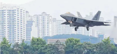  ?? FOTO: DPA ?? Aus Verärgerun­g über das Militärman­över Max Thunder unweit seiner Grenze – hier Gwanju – droht Nordkorea mit einer Absage des historisch­en Gipfels zwischen Machthaber Kim Jong-un und US-Präsident Donald Trump. Versöhnung­sgespräche mit Südkorea wurden bereits abgesagt.