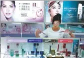  ?? AN XIN / FOR CHINA DAILY ?? A salesgirl arranges products at a L’Oreal store at a shopping mall in Nanjing, Jiangsu.