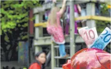  ?? ARCHIVFOTO: DPA/FURTHMAIR ?? Die Kindergart­engebühren in Trossingen steigen jährlich. Eine Mutter sieht die Stadtverwa­ltung in der Pflicht, die Gebühren zu deckeln.