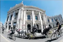  ?? HEINZ-PETER BADER / REUTERS ?? Vistas. Una tradiciona­l carroza pasa frente al teatro Burgtheate­r, en Viena.