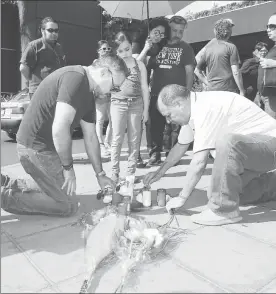  ??  ?? Amigos y familiares colocaron una ofrenda en memoria del empresario y promotor cultural Ricardo Uribe Clarín, asesinado el martes fuera de la plaza San Fernando, en Colima ■ Foto Juan Carlos Flores