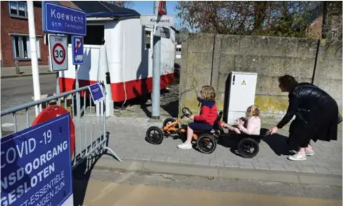  ??  ?? ‘In deze streek van polders en kreken hadden de mensen niet meer de gewoonte om zich van grenzen iets aan te trekken.’