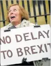  ??  ?? Pro-‘brexit’. Una mujer en Londres exige “un ‘brexit’ sin demora”.