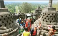  ??  ?? BEKY SUBECHI/JAWA POS ANDALAN: Turis mengunjung­i Candi Borobudur di Magelang, Jateng. Candi Borobudur menjadi salah satu destinasi wisata favorit.