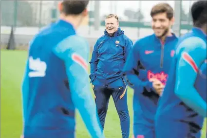  ?? FOTO: FCB ?? Ronald Koeman, sonriendo durante la sesión de entrenamie­nto previa al encuentro de esta noche ante el Valencia