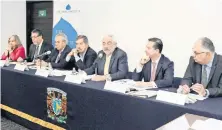  ??  ?? El presidente del Consejo Directivo del Aspen Institute México, Juan Ramón de la Fuente (centro), inauguró el seminario de investigac­ión clínica en México.