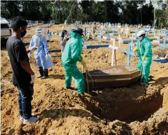  ??  ?? Désolation. L’enterremen­t d’Oscar de Souza, mort du Covid à 78 ans, au cimetière de Manaus. Seuls Maria et son frère ont pu assister aux obsèques : dans le cas d’un mort du Covid, la présence de trois personnes au maximum est autorisée.