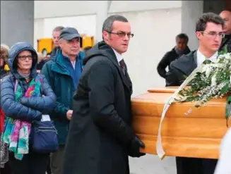 ?? FOTO: PAOLO GIOVANNINI, AP/NTB SCANPIX ?? Kisten til studenten Giulio Regeni blir båret til graven i Italia. Han ble torturert i flere dager før han ble drept i Egypt.