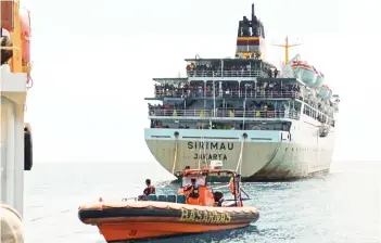  ?? — AFP photo ?? Indonesian rescuers evacuate hundreds of passengers from the KM Sirimau ferry off the coast of Lembata.