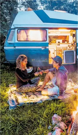  ?? ?? Lagerfeuer­romantik und Naturgenus­s: Camping boomt wie nie zuvor.