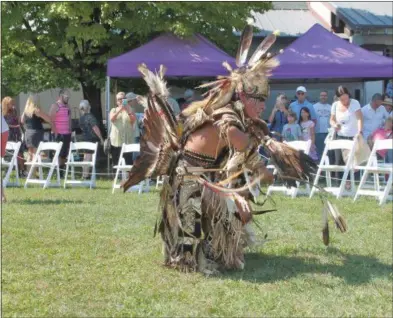  ?? LAUREN HALLIGAN LHALLIGAN@DIGITALFIR­STMEDIA.COM ?? A performer wears face paint and an outfit decorated with feathers as he dances on Sunday at the Saratoga Native American Festival at the National Museum of Dance.